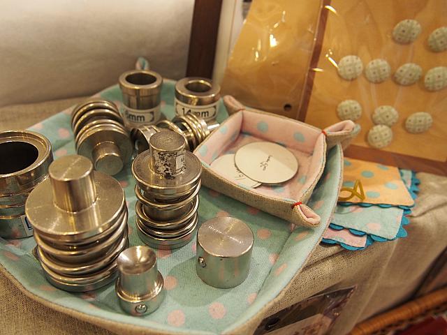 こちらは布で作る「くるみボタン」を作る器具なんです！