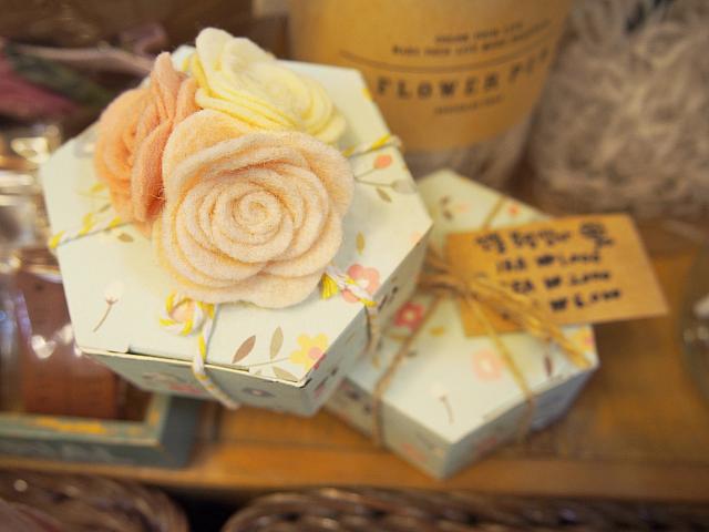 プレゼントBOXにフエルトのバラをあしらって