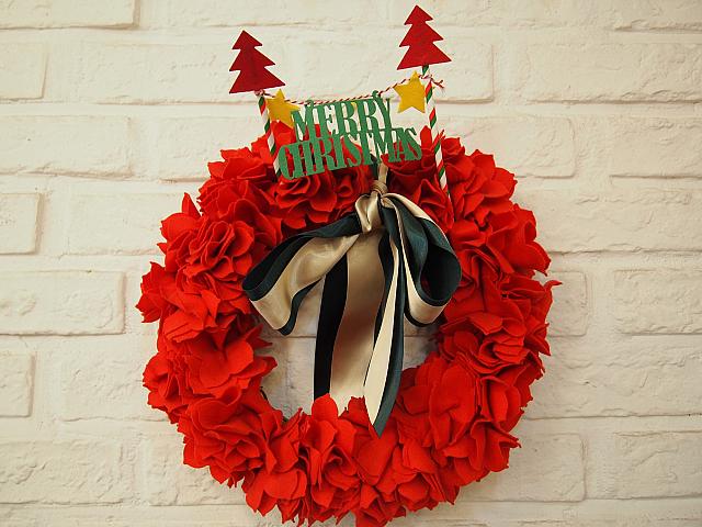 あざやかな赤が印象的なクリスマスリース