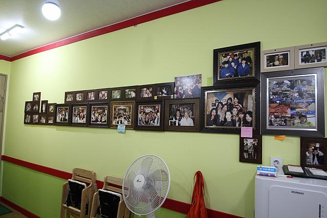 韓国の芸能人もたくさん来たみたい。日本のお笑い芸人の写真も発見。