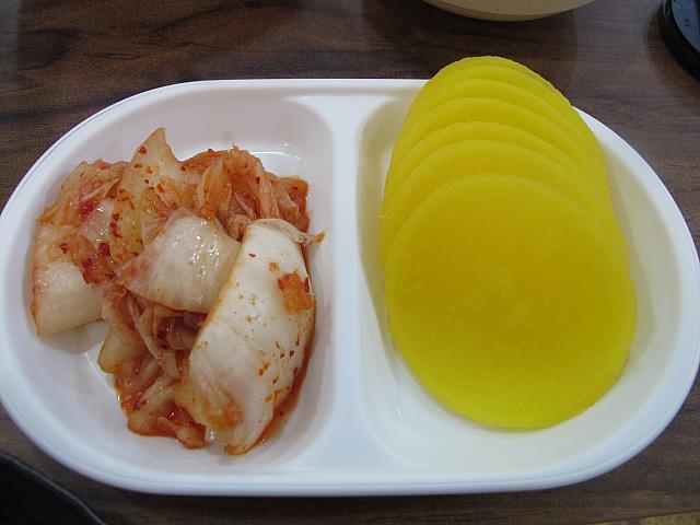 お決まりのキムチとたくわんセット。
