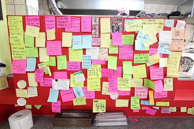 お店の壁一面に、訪れたお客さんのメッセージがたくさん！