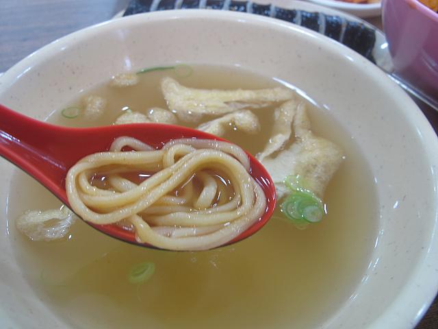 うどんスープに麺をつけて食べると辛さが少し和らぎます。