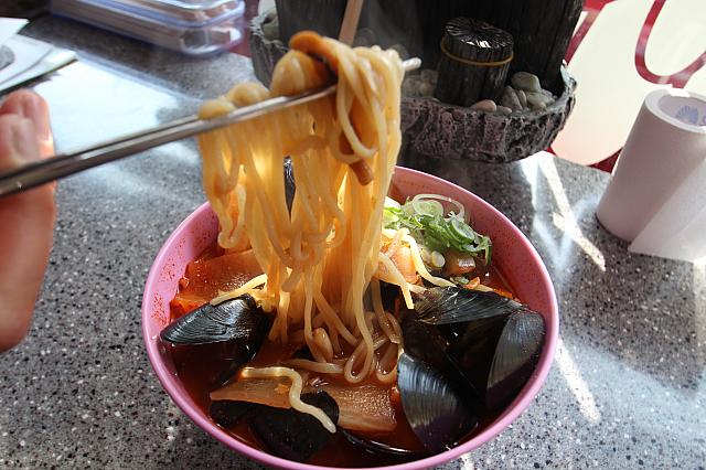 麺はモチモチの食感です！