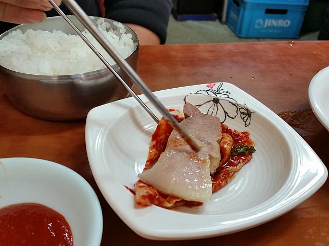 １．キムチをポッサムの下にひいて
