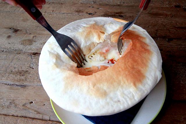 フォークで生地をサクッと！