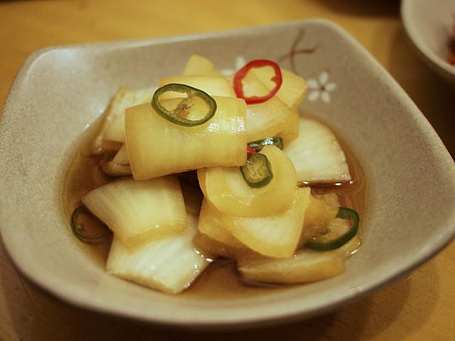 口直しに玉ねぎの酢醤油漬け