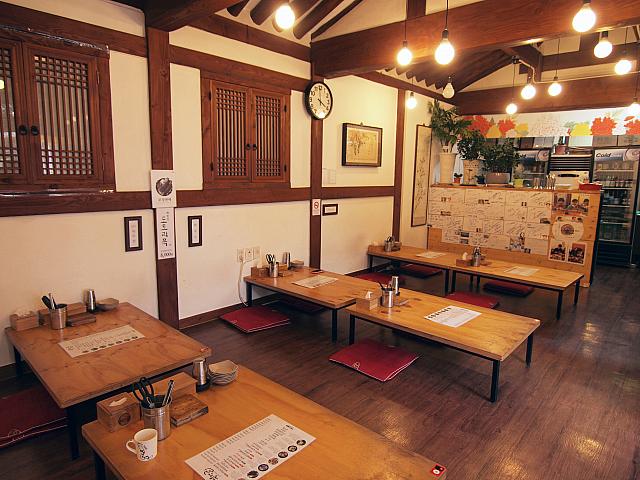 座敷席でくつろげます