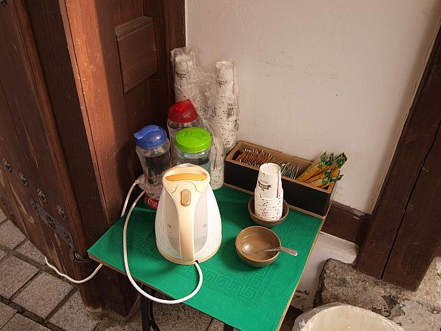 ウェイティングのお客さんのためにお茶が