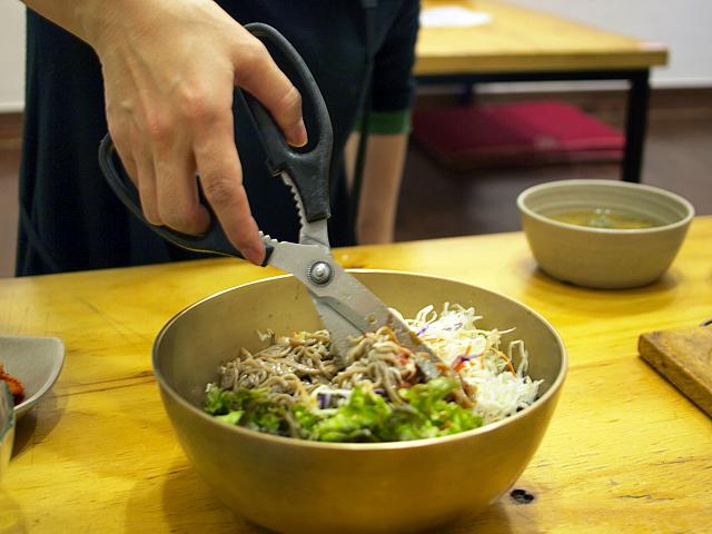 麺ははさみでカットすると食べやすくなります
