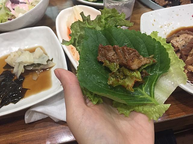 こうして手のひらにセットしたら、小さく包んで一口で！