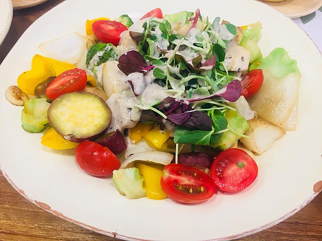 シーズンサラダ。季節ごとのおいしい食材を使ったサラダ！