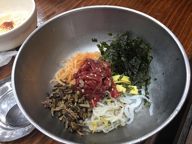 ご飯は別で出てきます。