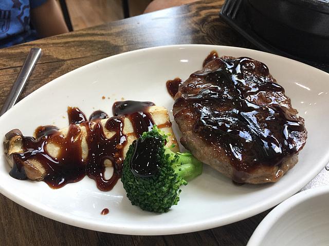 こちらが韓国式ハンバーグ。