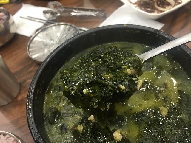 こちらが貝入りわかめスープ。