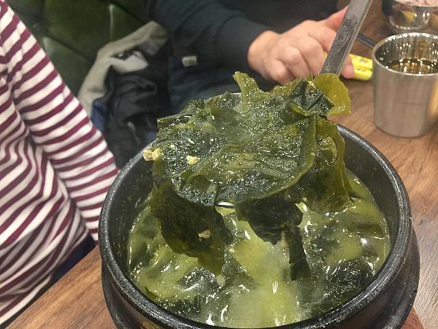 こちらが牛肉入りわかめスープ。