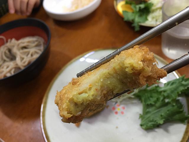 カレーコロッケ。２個出てきます。
