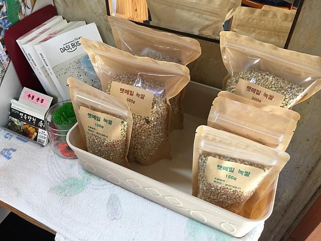 こちらがそばの実。お土産にどうぞ～