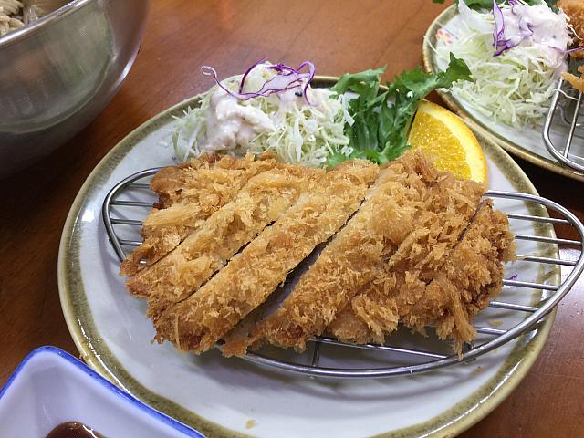 カリッと揚がったとんかつ。