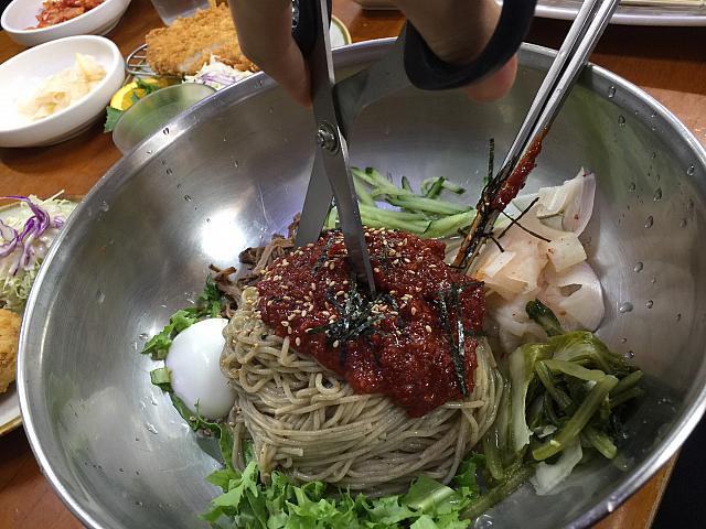 こちらがビビンマッグクス。はさみで麺を短く切ります。