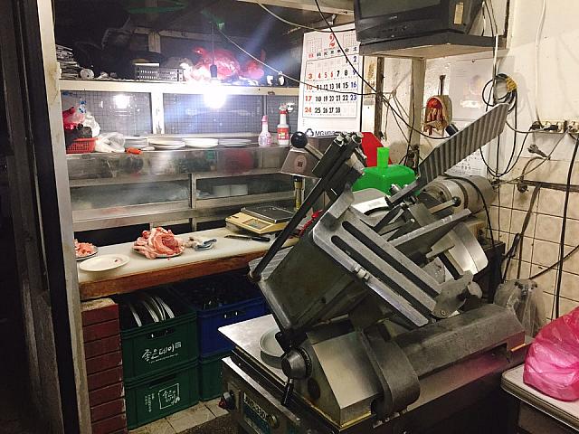 注文と同時に機械でお肉を切ってくれます！