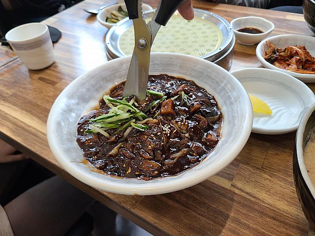 はさみで切ってから食べると食べやすいですよ！