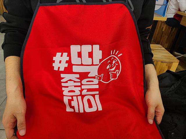 油が飛ぶのでエプロンをもらいましょう！