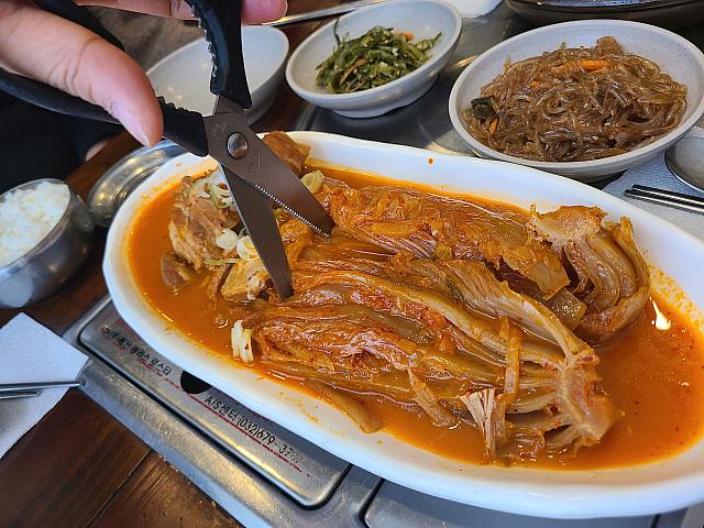 長いのではさみで切って食べましょう。