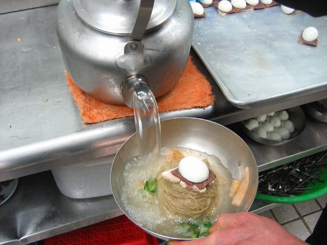 器に具と一緒に盛り付けスープを注ぐと～