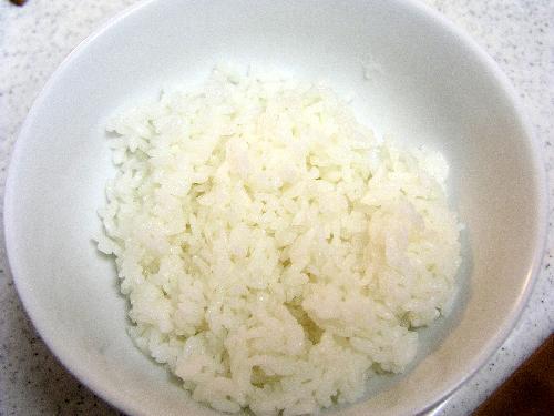 7. 丼にご飯を盛り付けて。