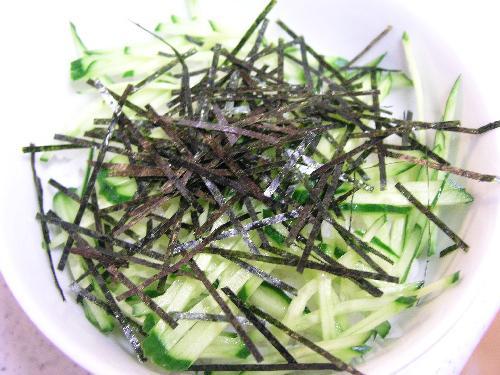 8. 千切りきゅうりときざみ海苔をひく。