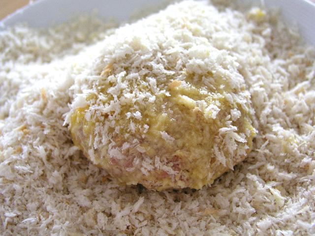 7. 小麦粉・卵・パン粉をつける。できれば卵とパン粉は２回繰り返す。