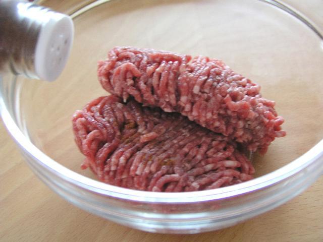 3. 合びき肉に塩・胡椒・ナツメグを振る。
