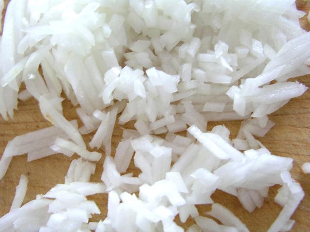 2. たまねぎはみじん切り。（なるべく細かく。）