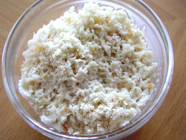 1. パン粉に牛乳を注ぎ柔らかくする。