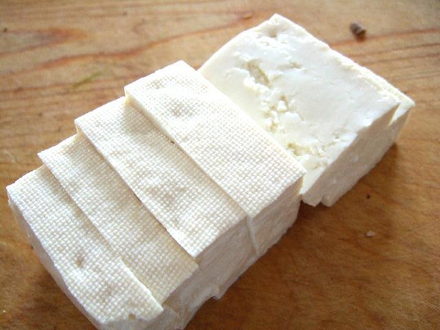 6. 豆腐は６枚くらい厚めにカット。