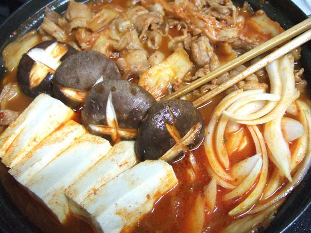 10. 長ネギと春菊以外の野菜を入れ煮込む。