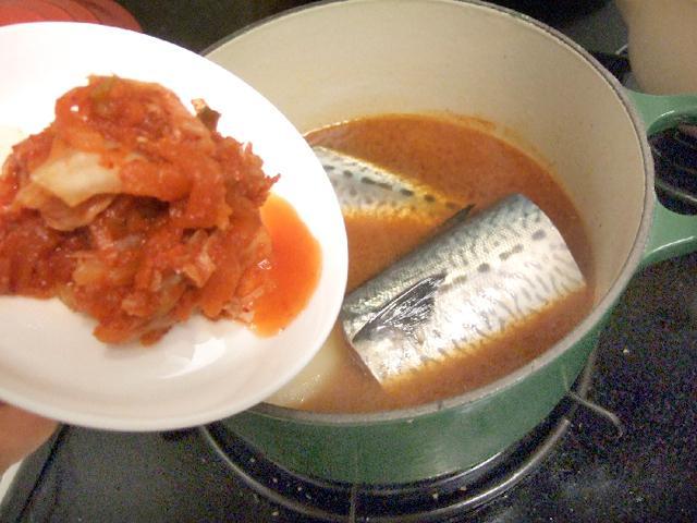 ７、鯖とを並べて、キムチを入れる。