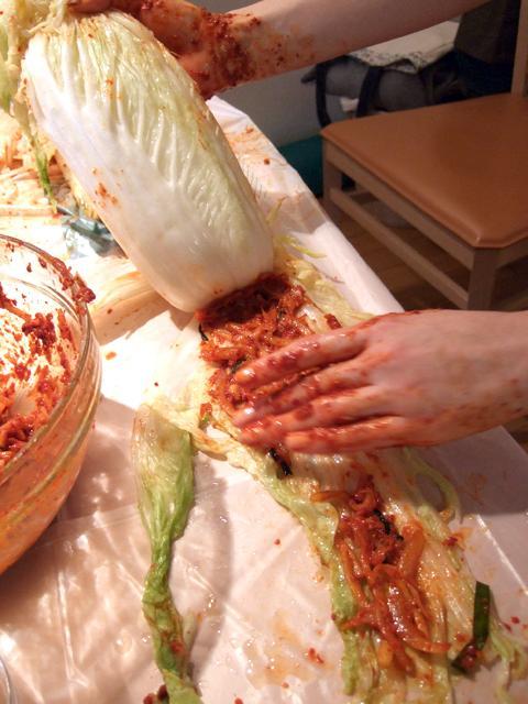 １３．4.の白菜にヤンニョムを合わせます。葉の１枚１枚に丁寧にヤンニョムを入れ込んでください。