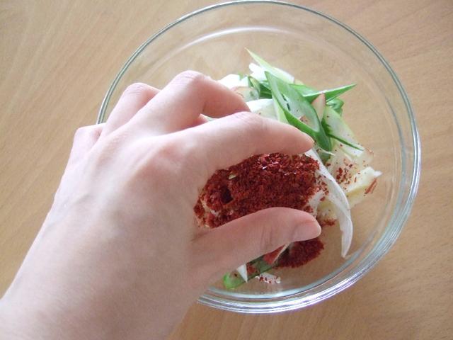 ９． 手でよくもみましょう。