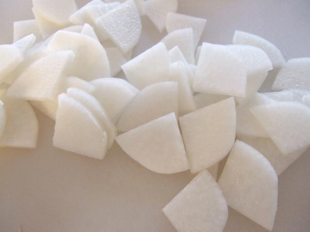 １． 大根は縦４等分に切ってイチョウ切りに。　