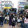 実は報道陣が多すぎて正面からまったく見えません。