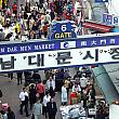 ナン・デ・ムン：李氏朝鮮王朝３代王太宗（テジョン）の時代である1414年にオープン。今年で588周年（！）を迎えた南大門市場には、「無いものが無い」まさに韓国最高・最大の専門総合市場！