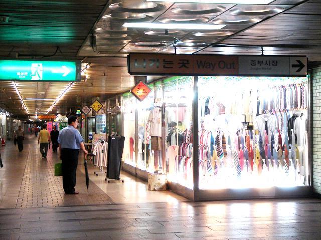 ☆チェック５！照明がきれいな紳士服店。 
 

