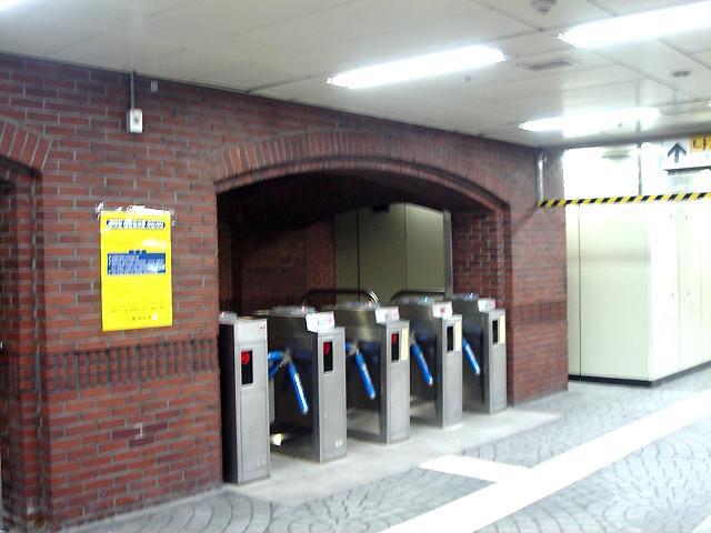 ☆チェック２！市庁駅の改札。