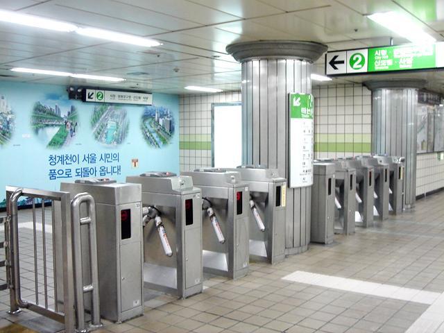 ☆チェック１！乙支路入口駅の改札。 
 