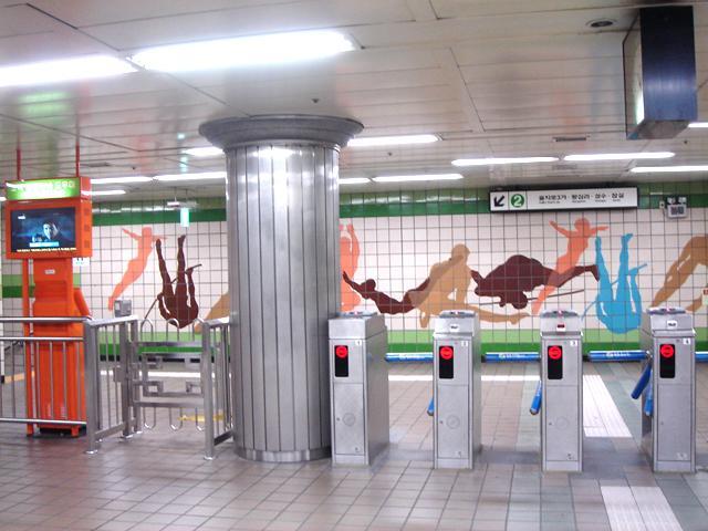 ☆チェック５！１つ目の乙支路入口駅改札。 
