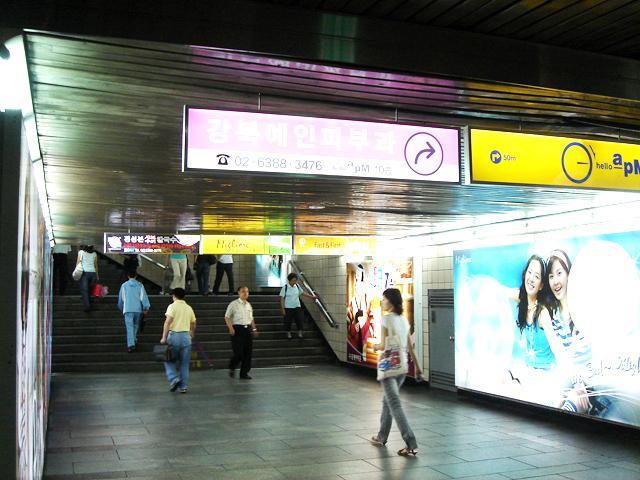 ☆チェック９！東大門運動場駅へ。ＤＯＯＴＡ、ミリオレは左へ。 
 
