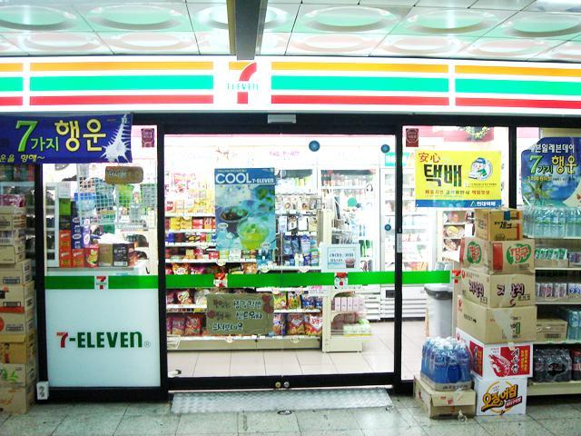 ☆チェック３！地下街唯一のセブンイレブン。 
 