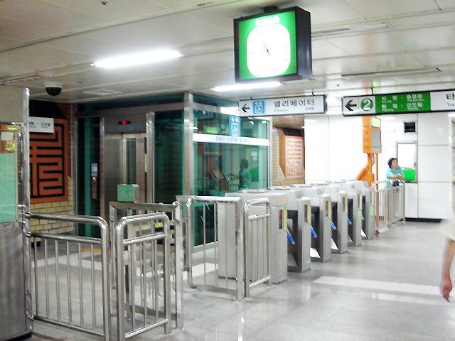 ☆チェック３！乙支路４街駅の改札。
